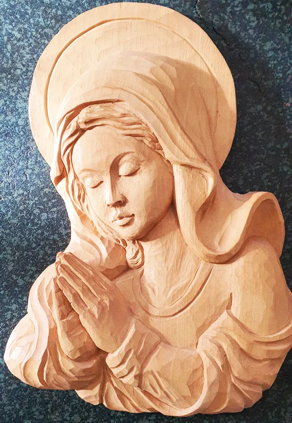Betende Madonna mit Heiligenschein, geschnitztes Relief